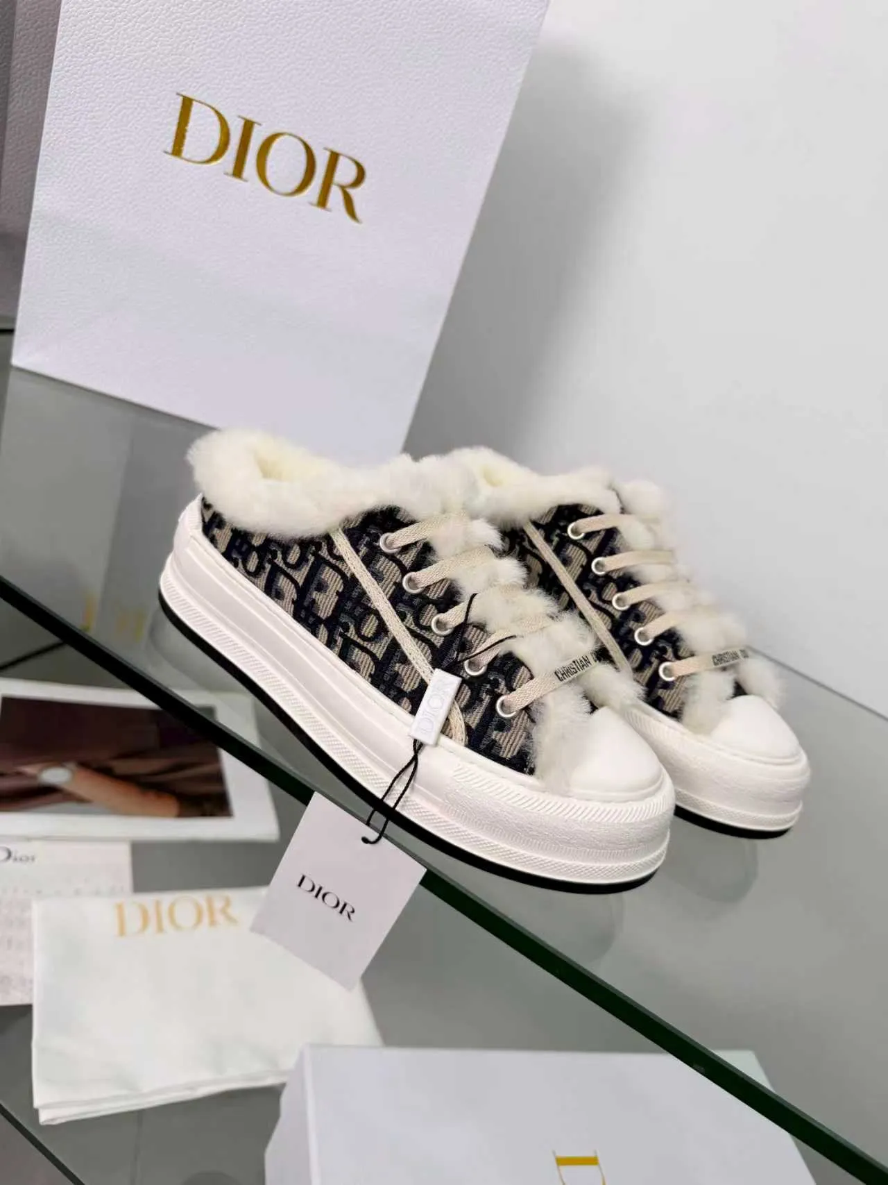 Men's men's shoes pP540! 𝐃𝐈𝐎𝐑 𝐖𝐚𝐥𝐤'𝐧 Dior Presbyopia Embroidery Wool Thick Sole Canvas Shoes Casual Sneakers (Half Flop) These Walk'n'Dior thick sole sneakers are a fashionable piece that elevates the collection. Oblique printed cotton embroidered upper with comfortable platform sole, tongue and Christian Dior Paris signature laces. Bottom thickness 4.5CM Size: Women's 35-41